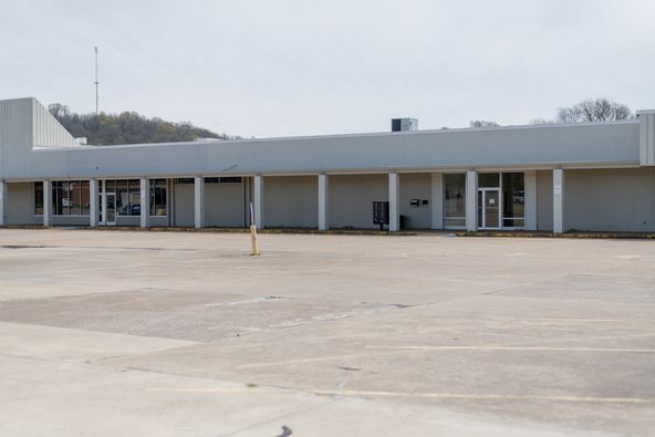 Brooklyn Shopping Center: 923-951 East College Street, Pulaski, TN 38478
